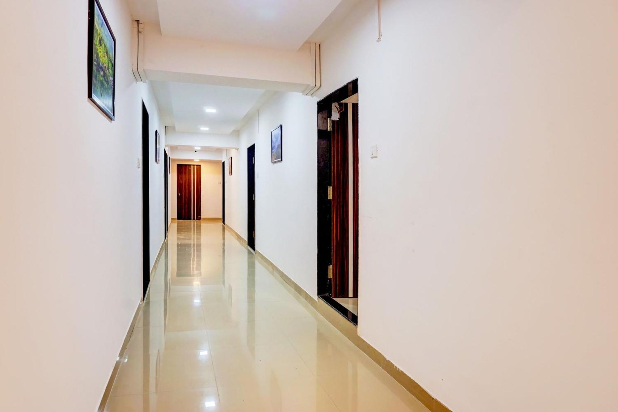 Super Collection O Vardhan Plaza Yerandwane Buitenkant foto