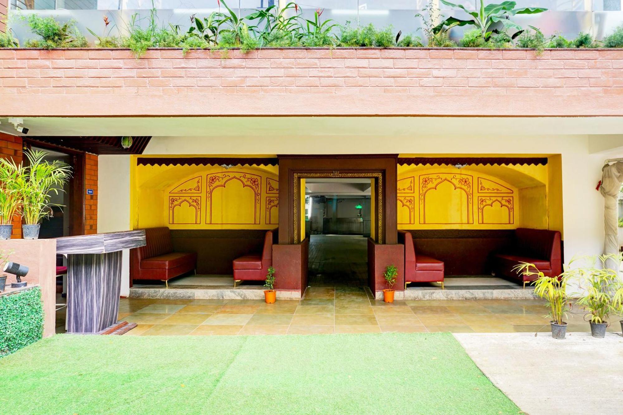 Super Collection O Vardhan Plaza Yerandwane Buitenkant foto