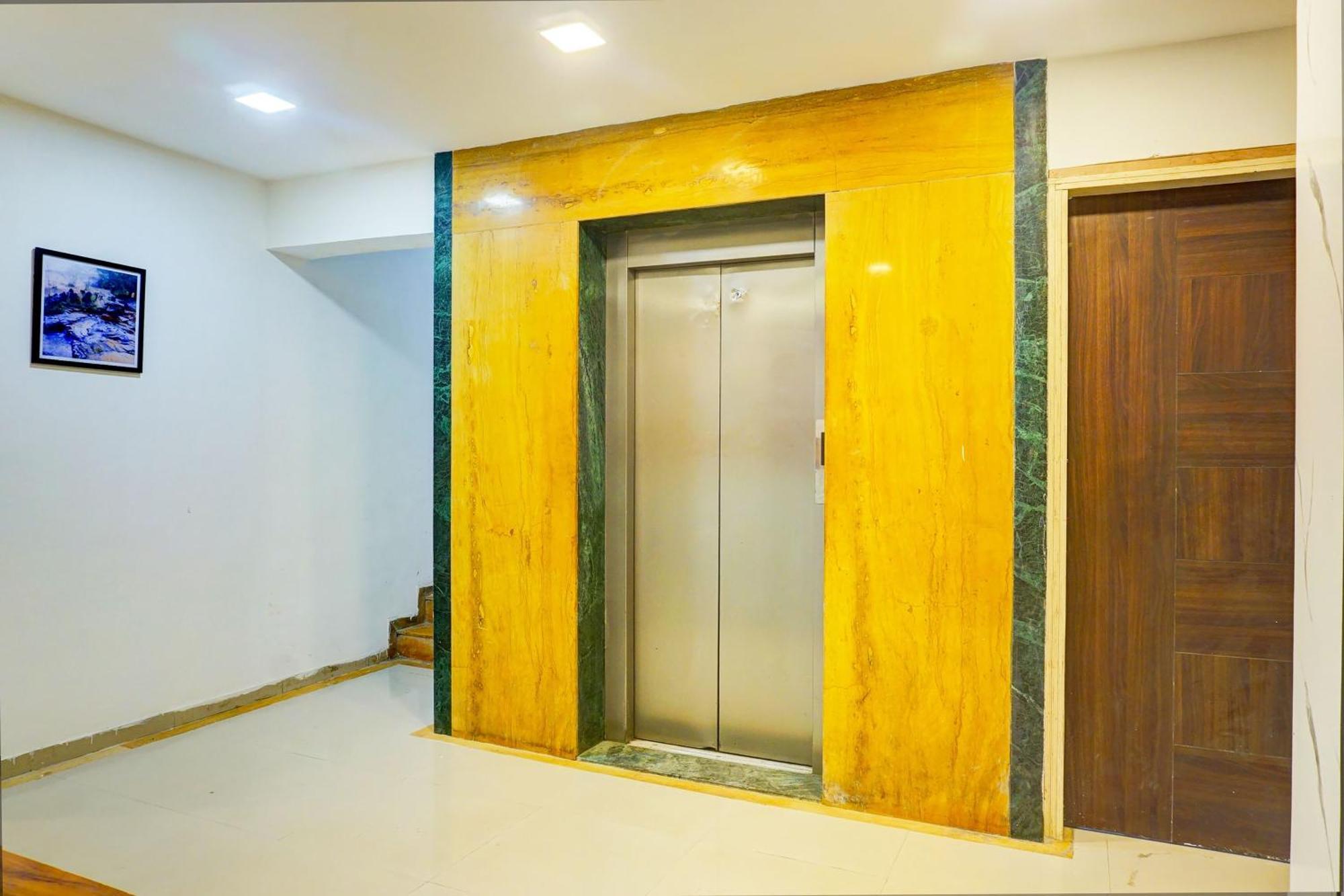 Super Collection O Vardhan Plaza Yerandwane Buitenkant foto