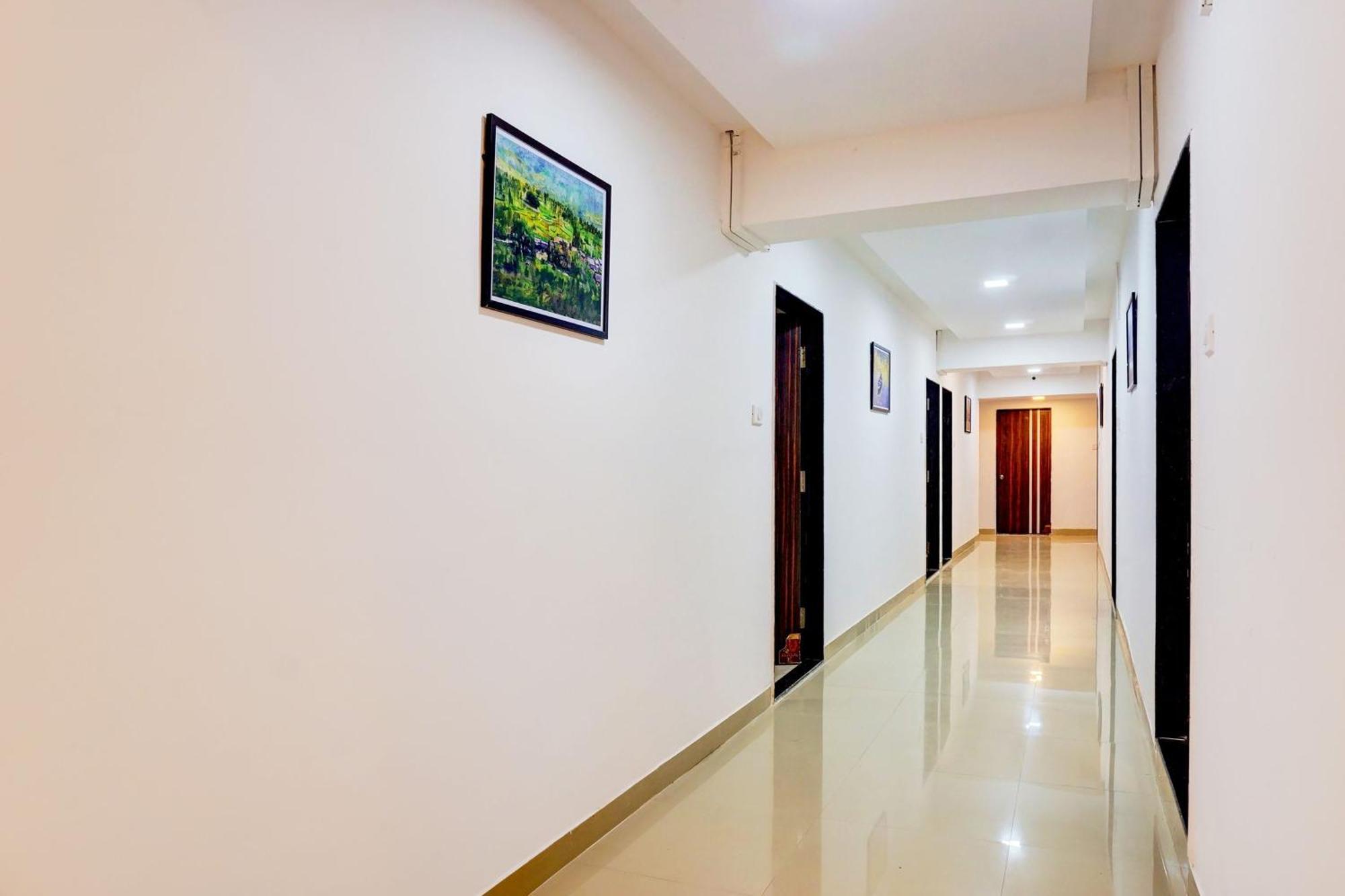 Super Collection O Vardhan Plaza Yerandwane Buitenkant foto