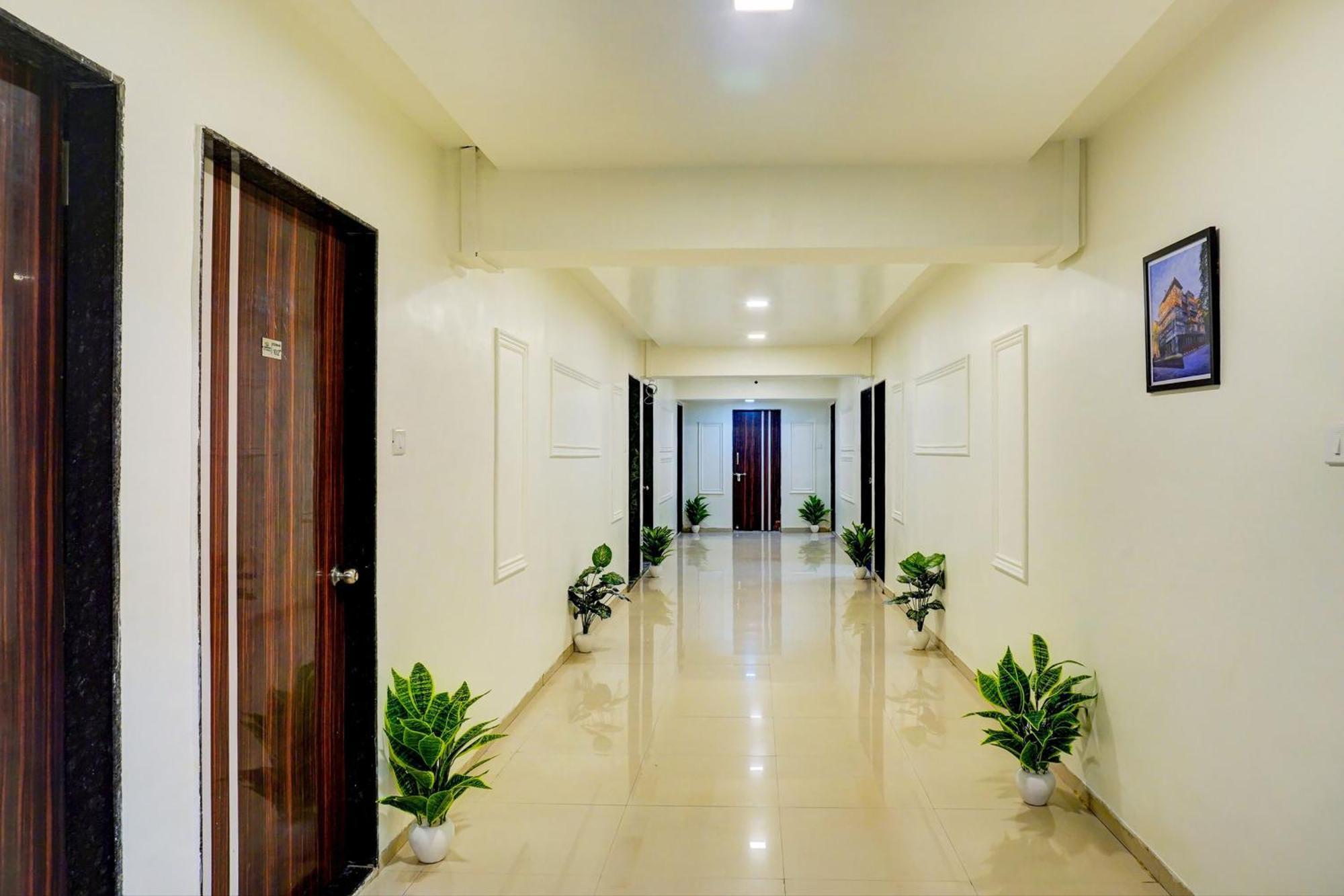 Super Collection O Vardhan Plaza Yerandwane Buitenkant foto